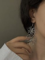 گوشواره آویز طرح گل سیلور - Image 2
